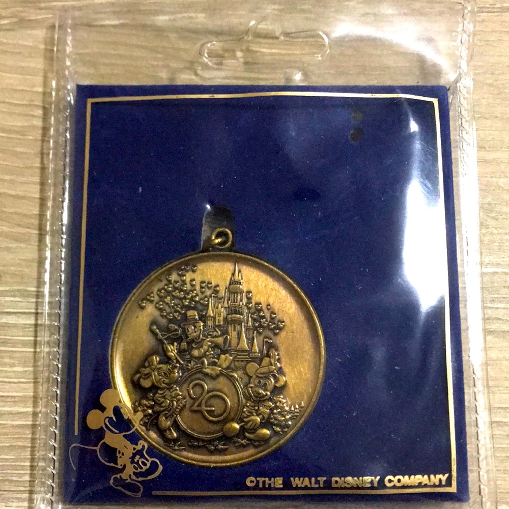 Vintage Walt Disney World 1991 20th Anniversary Bronze Tone Keychain 4" WDW